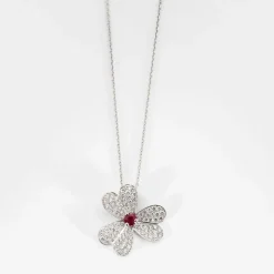 Pendentif or blanc, rubis, diamants