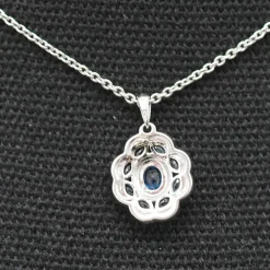 Pendentif or blanc saphirs diamants