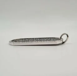 Pendentif or blanc serti de diamants noirs et blancs