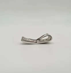 Pendentif or blanc serti de diamants blancs et noirs