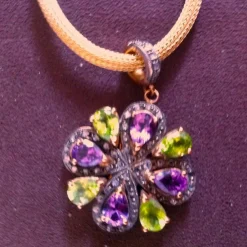 Pendentif or et argent avec améthystes, péridots et diamants