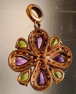 Pendentif or et argent avec améthystes, péridots et diamants