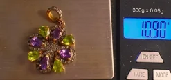 Pendentif or et argent avec améthystes, péridots et diamants