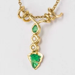 Pendentif or et émeraudes et diamants feuilles de vignes