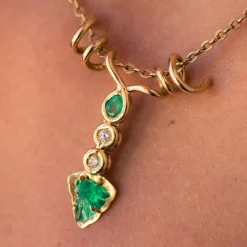 Pendentif or et émeraudes et diamants feuilles de vignes