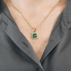 Pendentif or jaune diamants et émeraudes