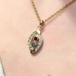 Pendentif or jaune, diamants, rubis et émeraude
