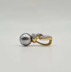 Pendentif or jaune serti d’une perle Tahiti et diamants
