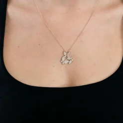 Pendentif or rose, motif papillon