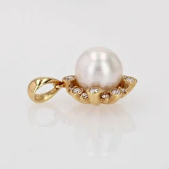 Pendentif perle japonaise et son entourage de diamants brillant
