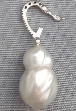 Pendentif perle mers du Sud, bélière or blanc et diamants