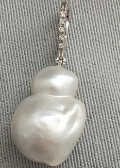 Pendentif perle mers du Sud, bélière or blanc et diamants
