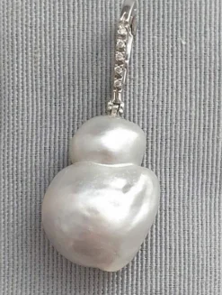 Pendentif perle mers du Sud, bélière or blanc et diamants