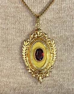 Pendentif porte souvenir ouvrant en or et grenat