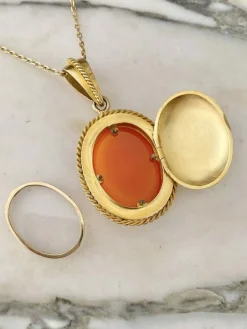Pendentif porte-photo en or jaune serti d'un camée en Agate