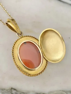 Pendentif porte-photo en or jaune serti d'un camée en Agate