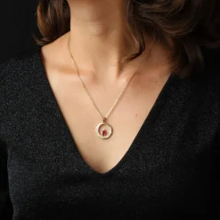 Pendentif rubis diamants or jaune et sa chaine