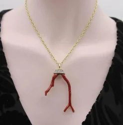 Pendentif Signature en or avec branche de corail et diamants