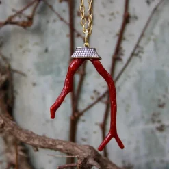 Pendentif Signature en or avec branche de corail et diamants