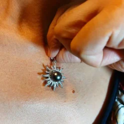 Pendentif soleil en or blanc avec perle de Tahiti et diamants