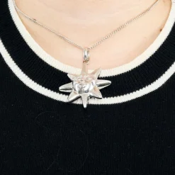 Pendentif soleil en or gris