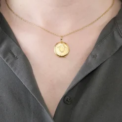 Pendentif souvenir et chaine en or jaune