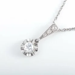 PENDENTIF SUR CHAINE DIAMANT TAILLE MODERNE