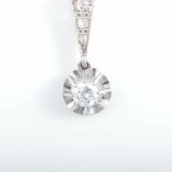 PENDENTIF SUR CHAINE DIAMANT TAILLE MODERNE