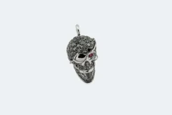 Pendentif tête de mort en or blanc avec pavé de diamants noirs