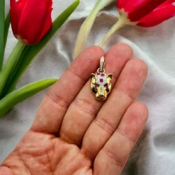 Pendentif tête de panthère, Or jaune 18 carat, serti de Rubis et de diamants
