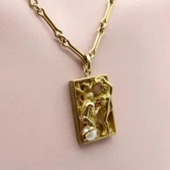 Pendentif vintage Adam et Ève en or 14 carats avec rubis et perle