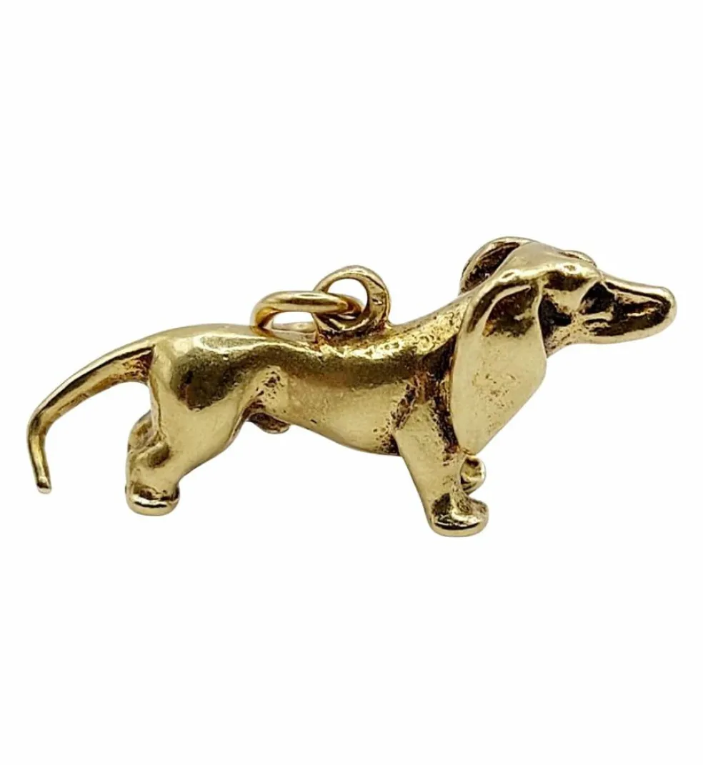 Pendentif vintage or jaune 18k représentant un chien de race teckel
