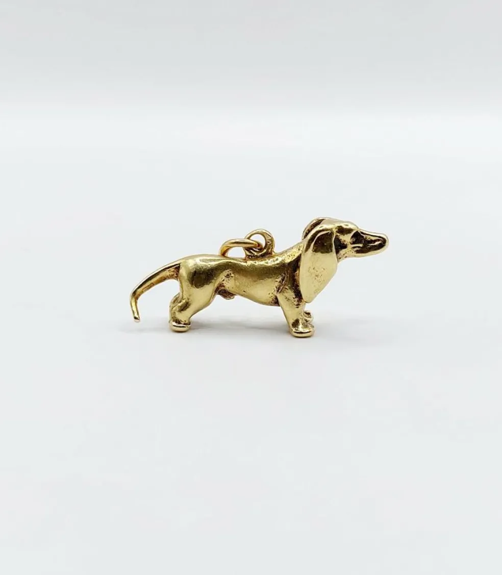Pendentif vintage or jaune 18k représentant un chien de race teckel