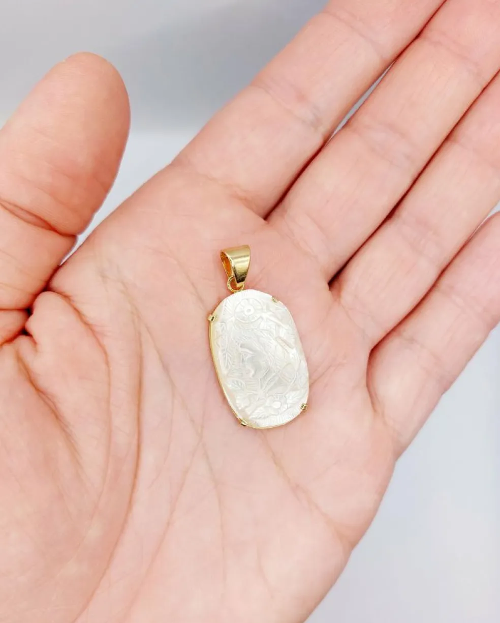 Pendentif vintage or jaune ornée d'une plaque de nacre
