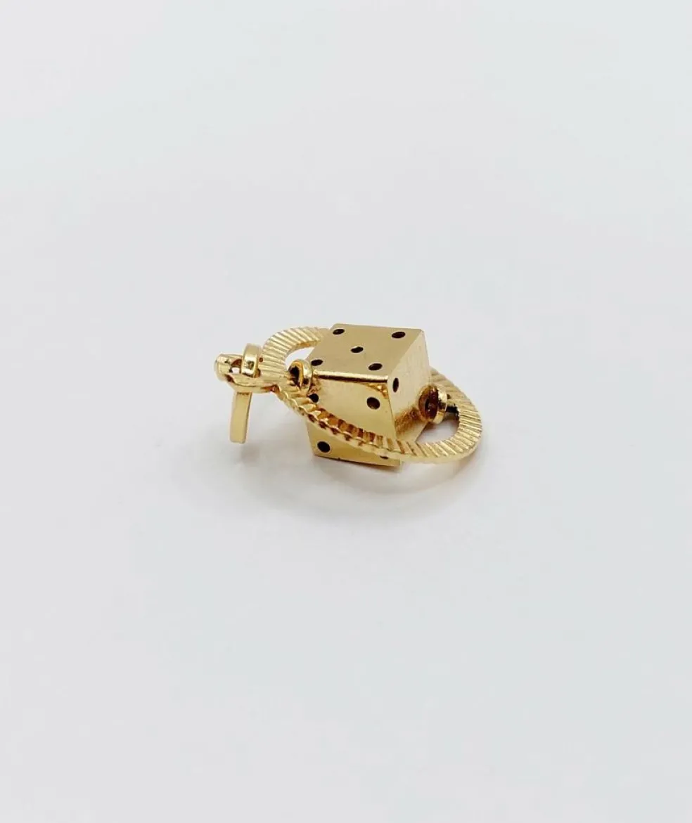 Pendentif vintage or jaune 18k formant un dés monté sur un axe, jeu, chance