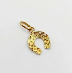 Pendentif vintage or jaune représentant un fer à cheval finement décoré