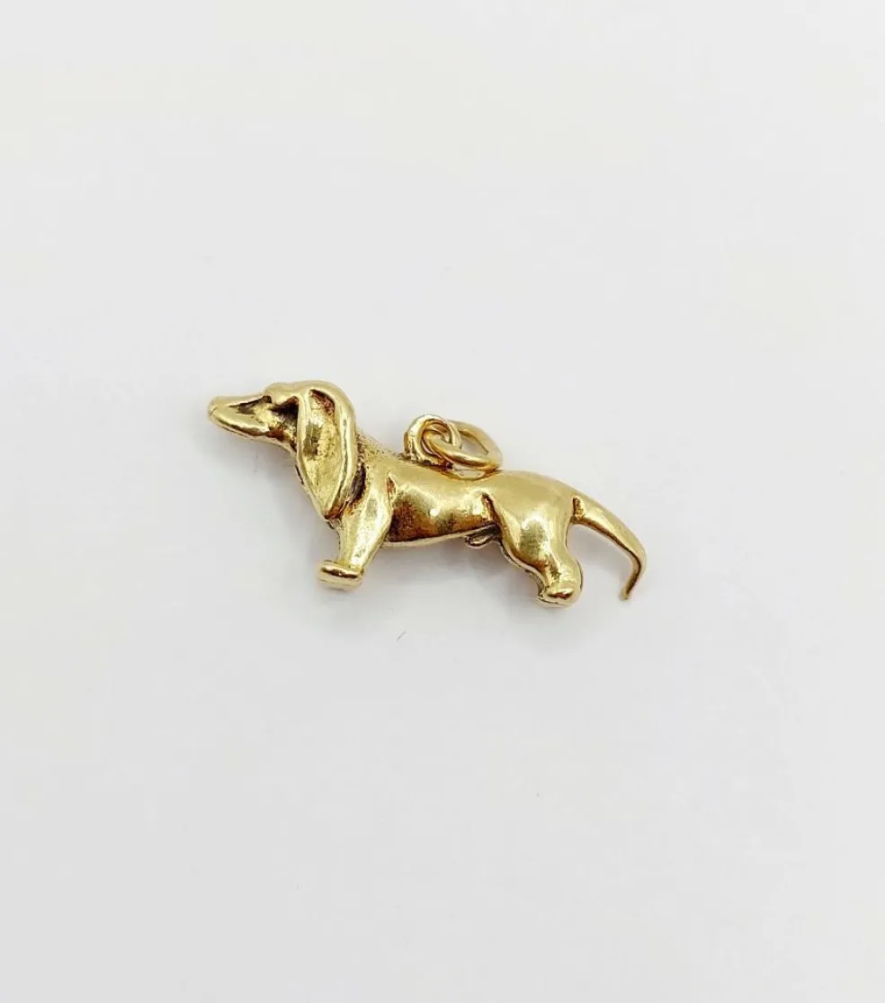 Pendentif vintage or jaune 18k représentant un chien de race teckel