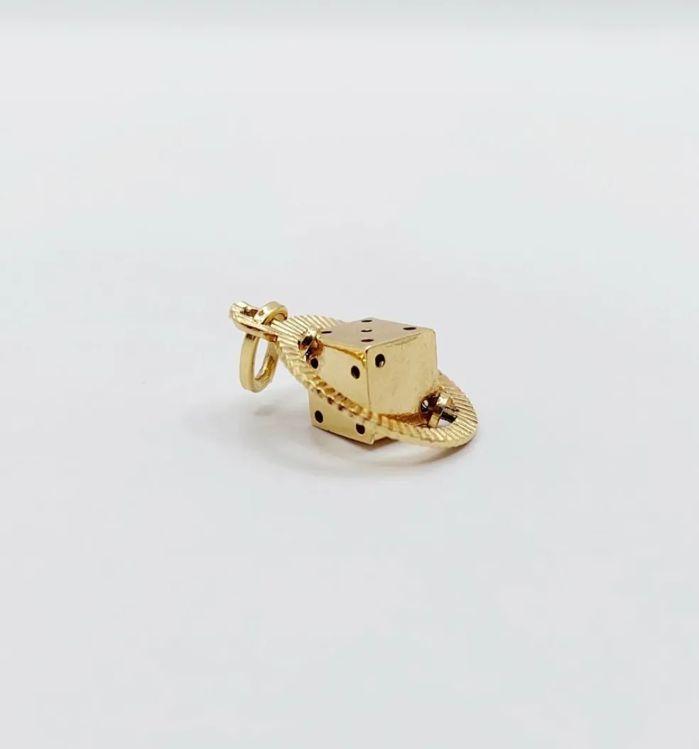Pendentif vintage or jaune 18k formant un dés monté sur un axe, jeu, chance