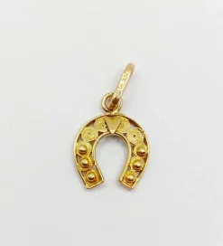 Pendentif vintage or jaune représentant un fer à cheval finement décoré