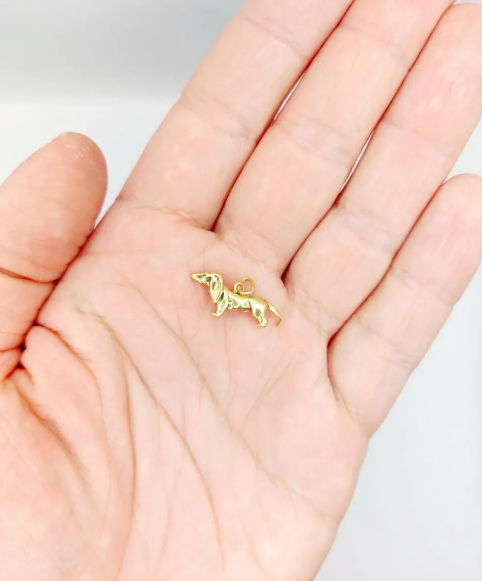 Pendentif vintage or jaune 18k représentant un chien de race teckel