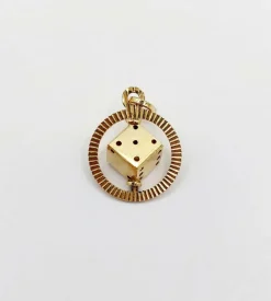 Pendentif vintage or jaune 18k formant un dés monté sur un axe, jeu, chance