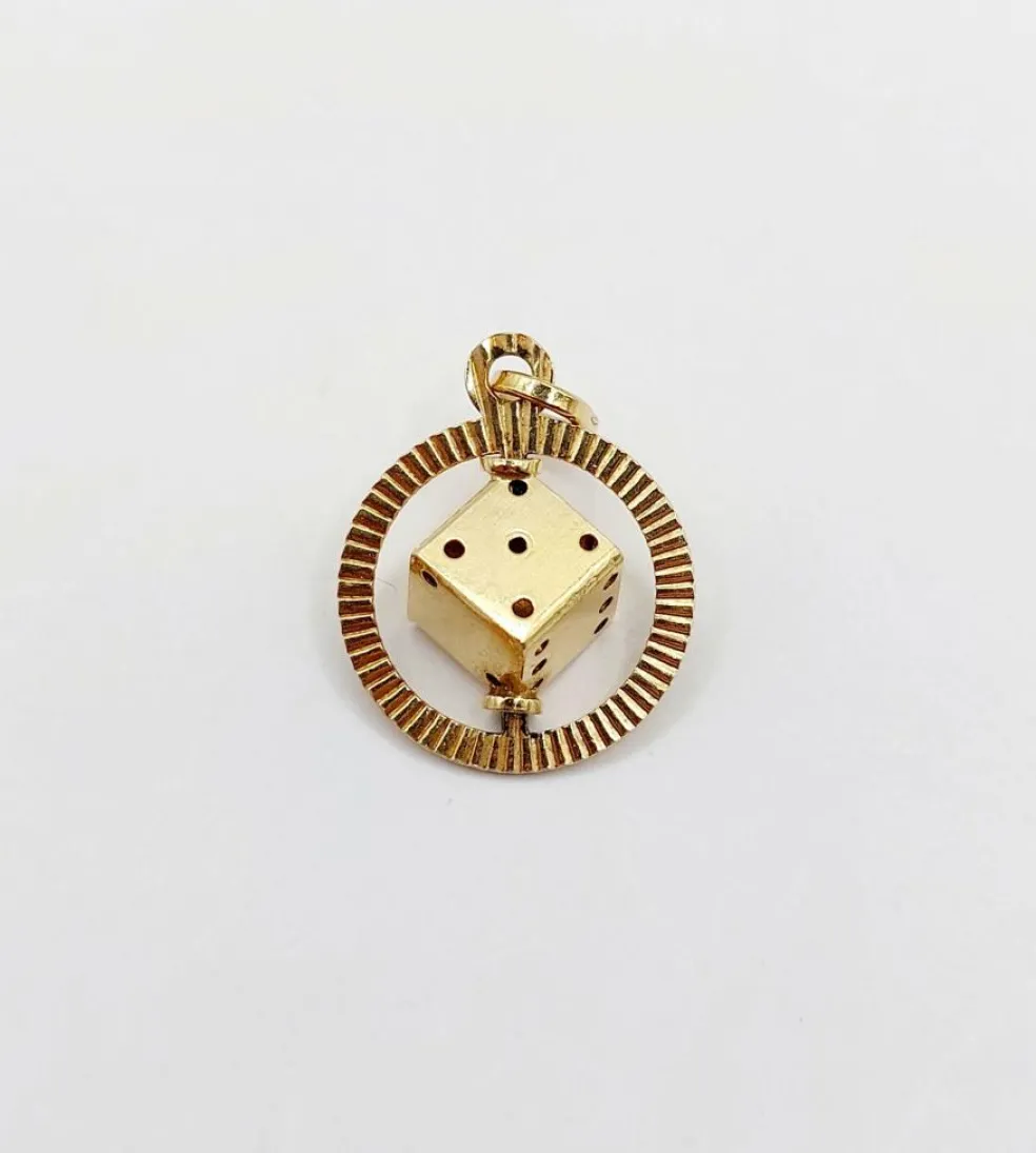 Pendentif vintage or jaune 18k formant un dés monté sur un axe, jeu, chance