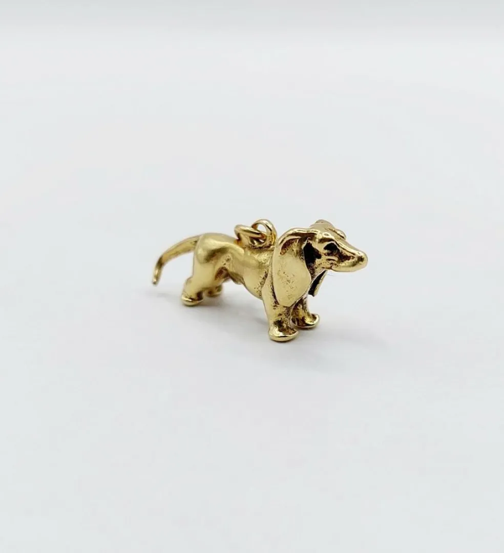 Pendentif vintage or jaune 18k représentant un chien de race teckel