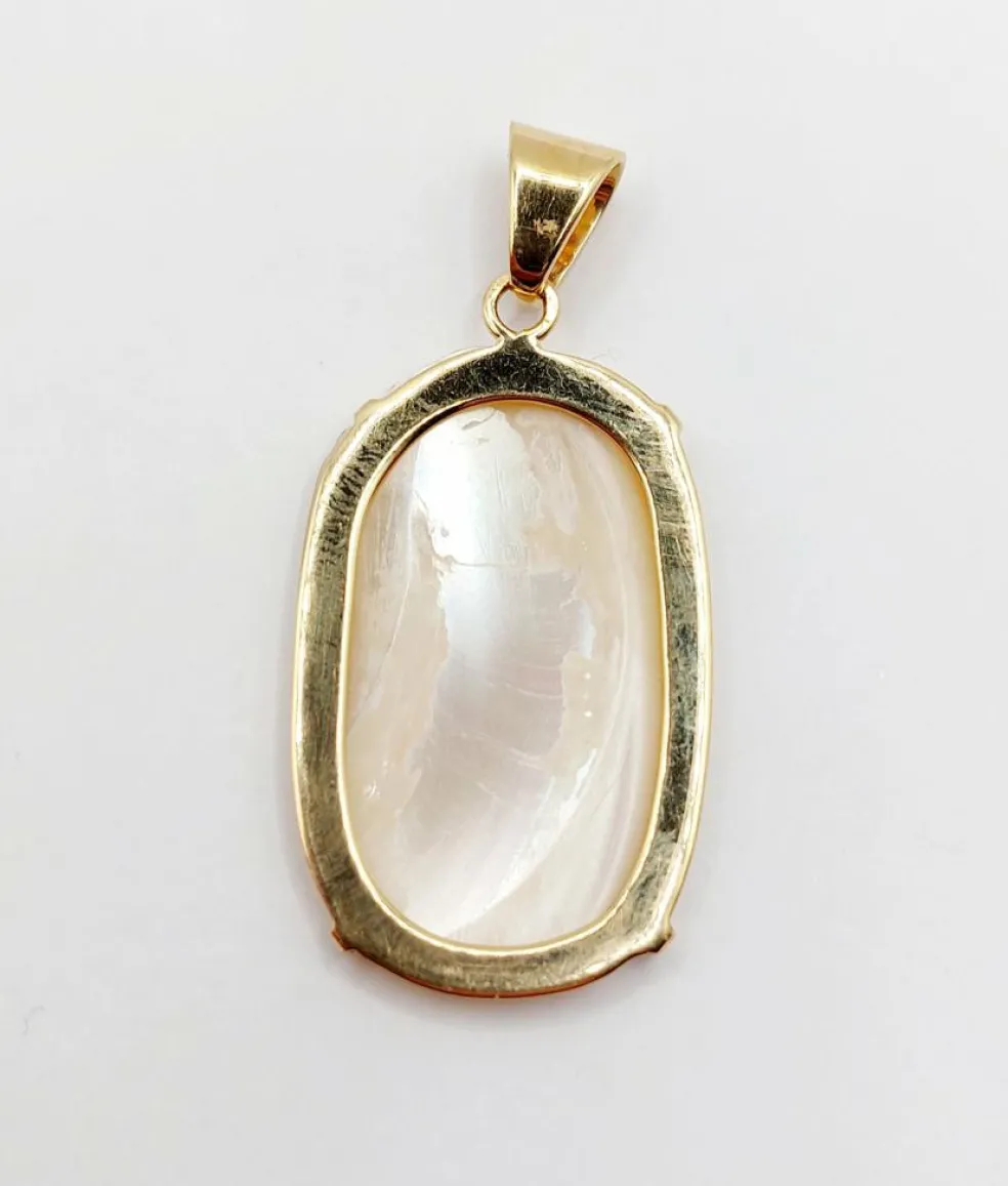 Pendentif vintage or jaune ornée d'une plaque de nacre