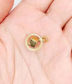 Pendentif vintage or jaune 18k formant un dés monté sur un axe, jeu, chance