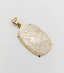 Pendentif vintage or jaune ornée d'une plaque de nacre