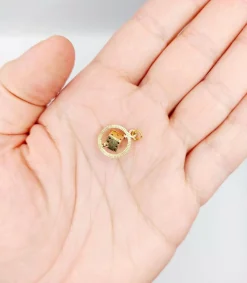 Pendentif vintage or jaune 18k formant un dés monté sur un axe, jeu, chance