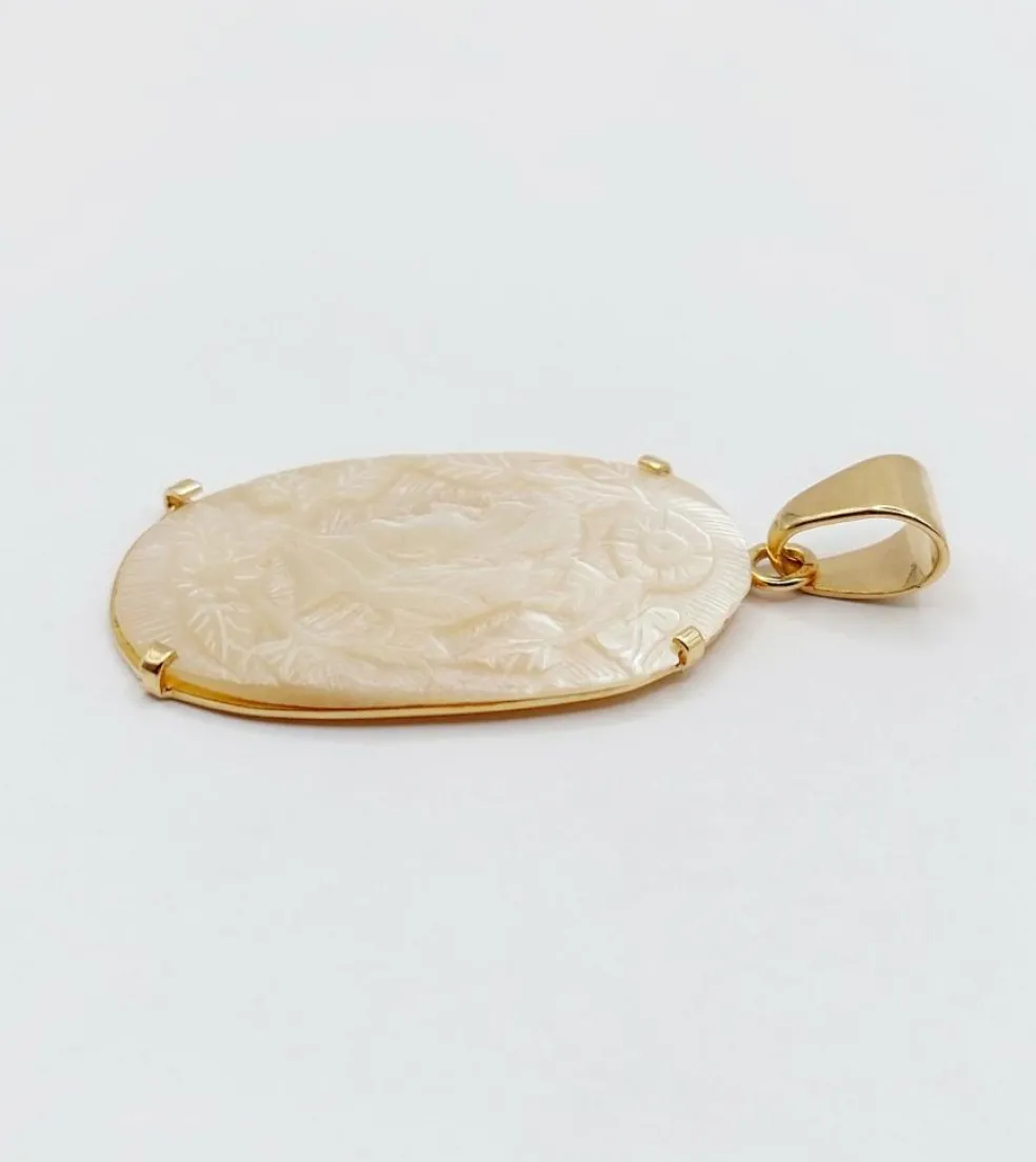 Pendentif vintage or jaune ornée d'une plaque de nacre