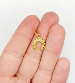Pendentif vintage or jaune représentant un fer à cheval finement décoré