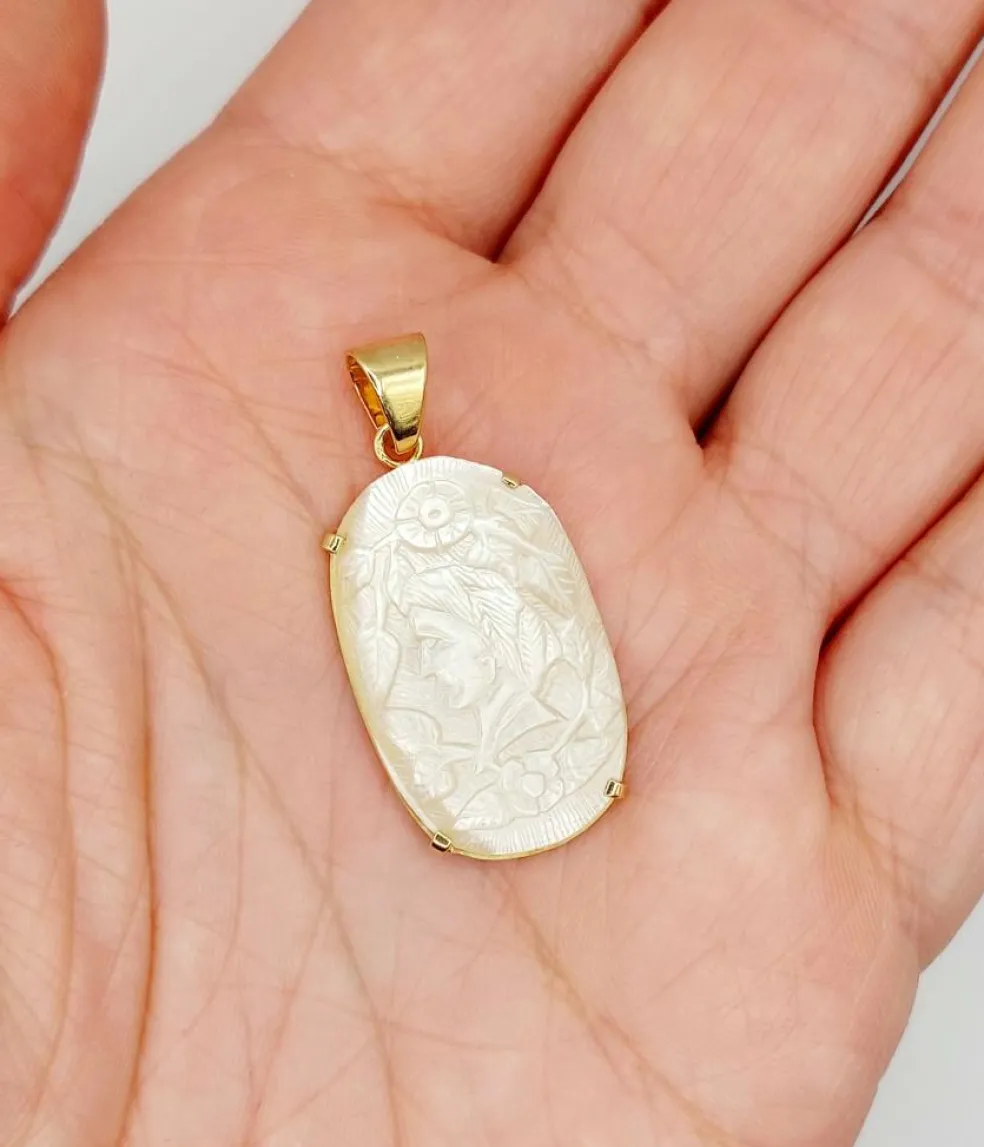 Pendentif vintage or jaune ornée d'une plaque de nacre